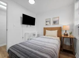Bloomfield Pittsburgh G Cozy and Bright Private Bedroom, Shared Bathroom, with Free Parking