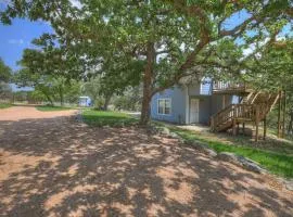 Cactus Flower Treehouse-Pet Friendly-Hill Country Views!