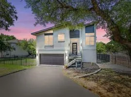 Upscale 5BR Home on Lake Travis with HotTub & Lake Views