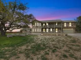 Grasslands Pool Hot Tub Hill Country Views