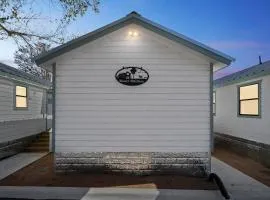 Fancy Cabin Right on Main St!