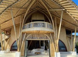 Manta Villa - Frontbeach Bamboo Eco Villa - Kini Village, hotel in Sekongkang