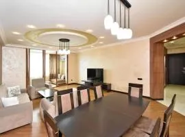 Luxury Premium Large 3Bedroom & 2Bathroom in City Center, Top Location Near Seasons Park