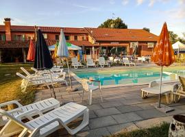 Ecogarden camping with rooms, hotel i Zelarino