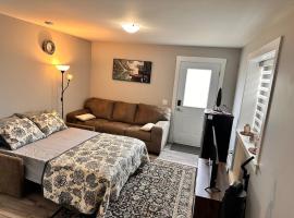 East Coast Cozy by Wastis-Easy Hwy, City & Airport Access plus Free Parking, помешкання з кухнею у місті Lower Sackville