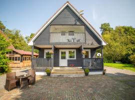 Cosy Lakeside Chalet With Option to add Private Hot Tub, hotel con parcheggio a Duneena