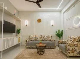 Home Escape Luxury Skyview 2BHK Near RamadÀ iNDORE