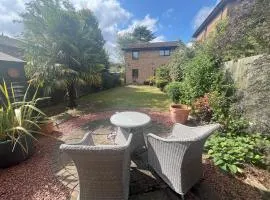 Serviced 2-Bed Home in MK, Walk to Train, City Shopping, Santander & Network Rail HQ, Parking & WiFi Included Webbhill Stays