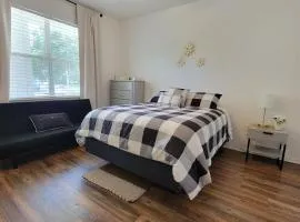 Spacious 2BR 2BA Suite - Walk to Mall & Hospitals
