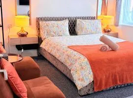 Luton Lodge - Newly Refurbished, Ideal for Short Stay , 5 mints To Luton Airport , Train Station, Town Centre , Free off street Parking