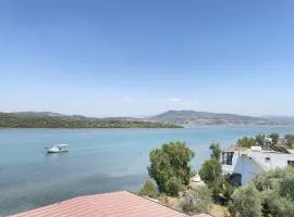 Stylish 2BR Apt Lagoon Views Beach