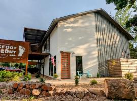 Bigfoot Hideout, hotel con estacionamiento en Winslow