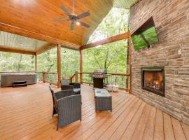 Fire Pit and Hot Tub Couples Retreat in Broken Bow, hotel di Broken Bow