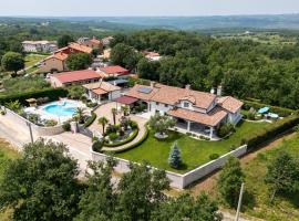 Villa Filton with private pool, sauna, pool and jacuzzi, hotel u gradu Markovac