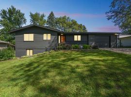 Iowa City 4BR Backyard Walk to Stadium home, cottage in University Heights