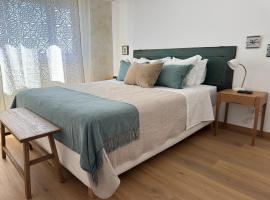 WHome Seaside Getaway Beachfront Apartment, hotel v mestu Estoril