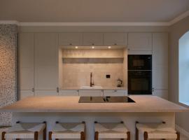 Large city apartment with sea view and parking, pet-friendly hotel in Ålesund