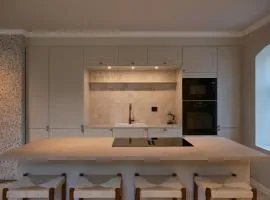 Large city apartment with sea view and parking