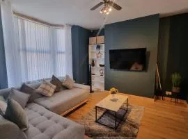 Anfield Luxe Retreat - Stylish Stay with Parking - Steps from Stadium - Short Drive to City Centre