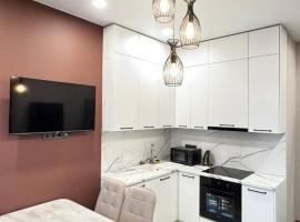 2 room in the very center of the city near the mega park and walking distance to the Arbat, hotel in Almaty