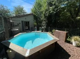 Studio cosy avec piscine privative semi-enterrée