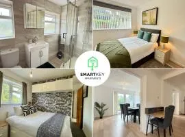 4 Bedroom spacious home with parking sleeps 9