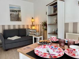 SOLund - Sonne im Herzen - ruhige und sonnige Ferienwohnung mit Terrasse und Garten nahe Strand und Ostsee, hotel in Schönhagen