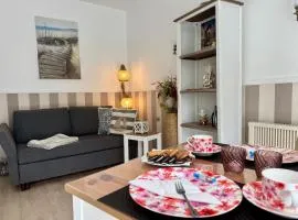 SOLund - Sonne im Herzen - ruhige und sonnige Ferienwohnung mit Terrasse und Garten nahe Strand und Ostsee