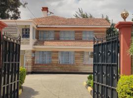 Axis Garden Suites 8-Bedroom Villa Near JKIA & SGR Sleeps 16 Private Garden Retreat in Syokimau、Syokimauのヴィラ