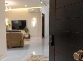 83/17/3 · 5BR-4BATH Spacious Luxury Haven