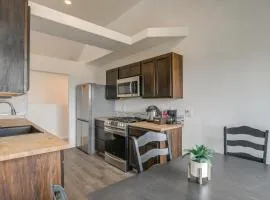 Balcony and Stunning Views Airy Apt in Idaho Falls