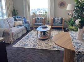 Coastal Escape with River Views in Casino Towers, hotel with hot tubs in Brisbane