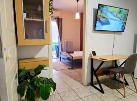 The Green studio - Garden view, hotel i Lamia