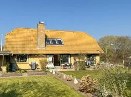 The Sunflower - Huge 240m2 7-bedroom house for 16 people - Free parking - 15 beds, 2 kitchen & 3 bathrooms