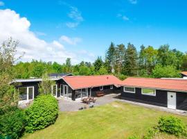 8 person holiday home in Ørsted-By Traum, hotel en Ørsted