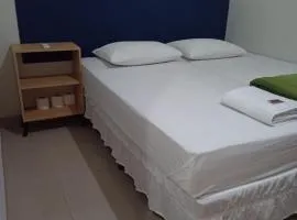 Apart quarto com ar condicionado, sala e cozinha