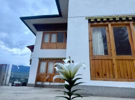 Sompal Serviced Apartment, hotel em Paro