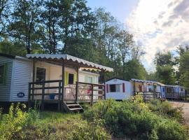 Mobil home cosy avec terrasse pour 4 personnes - API-1-52-266, hotel v destinaci Salles