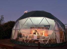 The Karoo Glamping Dome, hotel in Graaff-Reinet