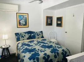 Nicole Guest House - Deluxe Room & Private Bathroom 6kms from Brisbane City