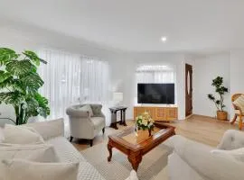 Homely 3-Bed Townhouse with Pool & Gym Access