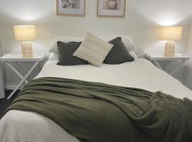 Modern guesthouse right in town, ξενώνας σε Motueka