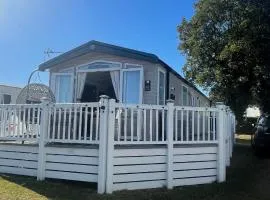 Luxury Caravan with decking and a sea view at Kent coast
