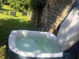 Studio rénové avec jacuzzi & jardin, 5 min du centre historique