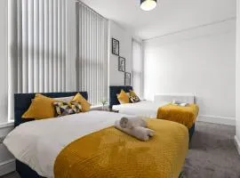 Large 5-Bed, 8-Bed Home with 2 Baths & Smart TV in Each Room Long Stay Offers