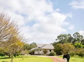 Snoozey's Escape - luxury homestead on 9 acres of secluded nature