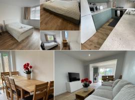 6 Bedroom Home, FREE Parking & Wi-Fi Garden, Hotel in Tilehurst