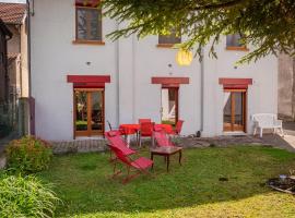House with garden and parking 1 min from Grenoble, hotel i Fontaine
