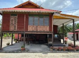 Homestay wak saripan Rumah Kayu
