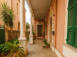 HERITAGE HOUSE City Center -ENTIRE APARTMENT-, khách sạn ở Pescara